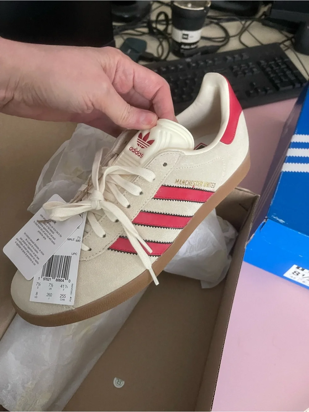 BNWT  adidas Cream & Red Manchester United Gazelle Sneakers